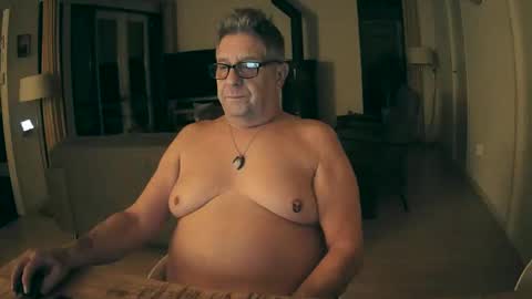 Snapshot of woodwurm chatting on November 19, 5:51 am woodwurm and Snoeske online show from November 19, 5:51 am