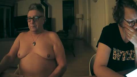 Snapshot of woodwurm chatting on December 14, 6:30 am woodwurm and Snoeske online show from December 14, 6:30 am