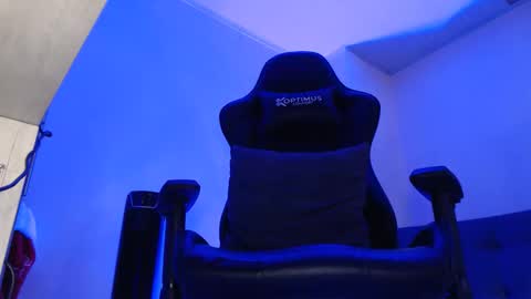 Snapshot of woondeer17 chatting on December 13, 7:53 pm Woondeer online show from December 13, 7:53 pm