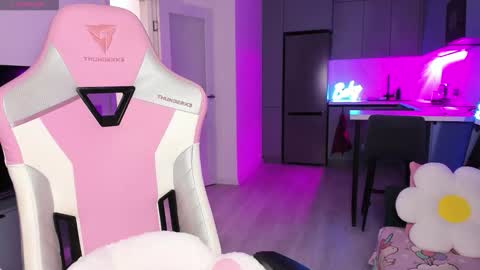 Emi online show from December 14, 4:12 pm