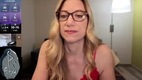 Snapshot of wynfreya chatting on May 19, 11:05 am Wyn online show from May 19, 11:05 am