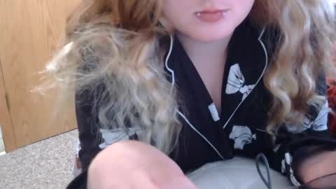 Snapshot of x2kayx2 chatting on May 5, 4:48 pm x2kayx2 online show from May 5, 4:48 pm