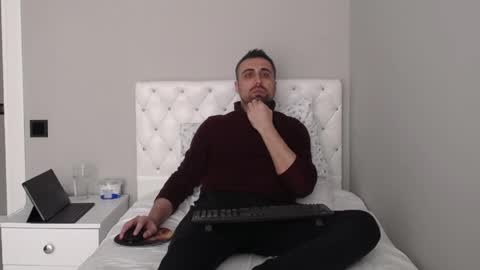 Snapshot of x_____0_____x chatting on April 9, 10:53 am Mr. Lonely online show from April 9, 10:53 am