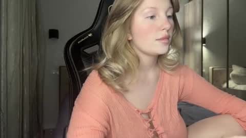 Snapshot of x__ivy_x chatting on December 5, 4:23 pm eva online show from December 5, 4:23 pm