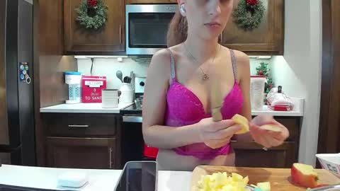 x_buttercup_x online show from December 4, 4:44 am