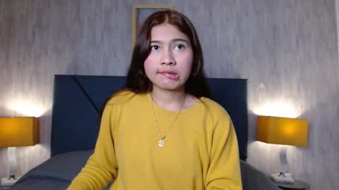 aurora  online show from December 4, 3:05 am