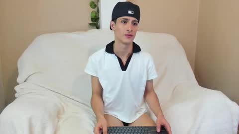 Snapshot of xam_collen chatting on February 18, 12:50 am xam_collen online show from February 18, 12:50 am