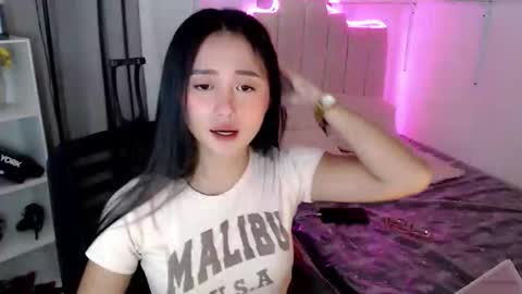 Snapshot of xhena_blossom chatting on October 20, 10:49 am xhena online show from October 20, 10:49 am