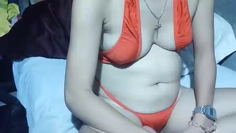 Snapshot of xhotskinny69x chatting on December 4, 8:01 am xhotskinny69x online show from December 4, 8:01 am