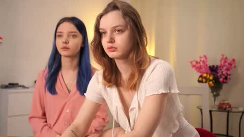 Snapshot of xiaobrunscheen chatting on November 10, 4:11 am Luna and Lina online show from November 10, 4:11 am