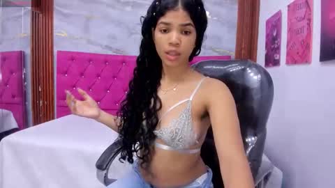 Snapshot of ximena_ruiz18 chatting on June 4, 12:55 pm Ximena Ruiz online show from June 4, 12:55 pm