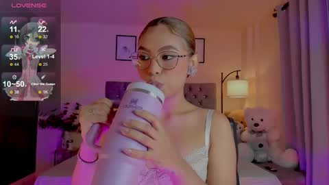 Snapshot of ximena_sotto1 chatting on May 21, 8:38 pm camila online show from May 21, 8:38 pm