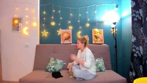 Chloe online show from February 25, 2:33 pm