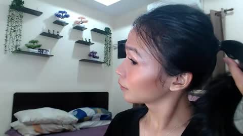 Snapshot of xlovely_destinyx chatting on May 5, 6:49 pm Alice online show from May 5, 6:49 pm