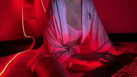 Snapshot of xmollylovex chatting on December 5, 6:26 pm XMollyLoveX online show from December 5, 6:26 pm