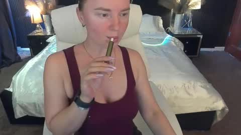 Snapshot of xo_monica chatting on October 25, 12:13 pm Monica online show from October 25, 12:13 pm