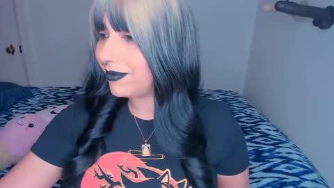 Snapshot of xocurvyrae chatting on January 5, 6:46 am Rae online show from January 5, 6:46 am