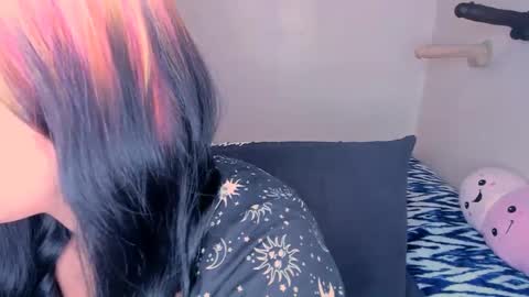 Snapshot of xocurvyrae chatting on February 24, 4:49 am Rae online show from February 24, 4:49 am