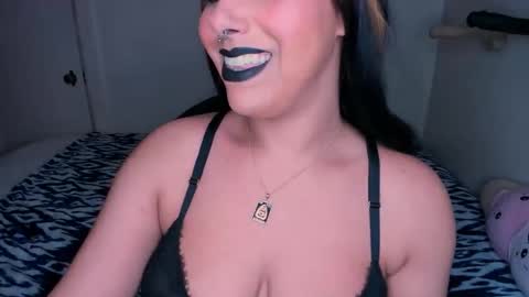 Snapshot of xocurvyrae chatting on March 9, 1:46 am Rae online show from March 9, 1:46 am