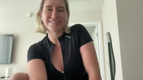jenn online show from June 15, 5:04 pm