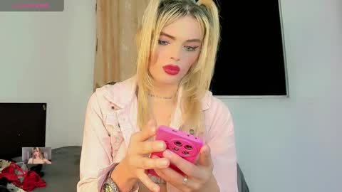 Snapshot of xthesexyboyx chatting on June 2, 5:31 am Femboy Exotic online show from June 2, 5:31 am