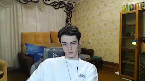 traqqq online show from December 16, 8:37 pm