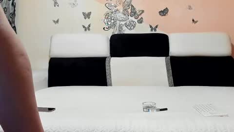 Snapshot of xveryhotcouple chatting on February 19, 7:50 am xveryhotcouple online show from February 19, 7:50 am