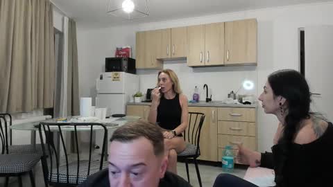 Snapshot of xveryhotcouple chatting on November 3, 6:31 pm xveryhotcouple online show from November 3, 6:31 pm