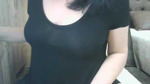 Snapshot of xxalexis chatting on January 18, 8:01 pm HotMomAlex online show from January 18, 8:01 pm