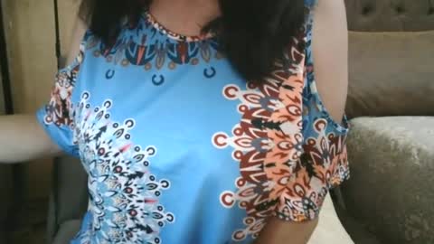 Snapshot of xxalexis chatting on June 22, 9:17 am HotMomAlex online show from June 22, 9:17 am