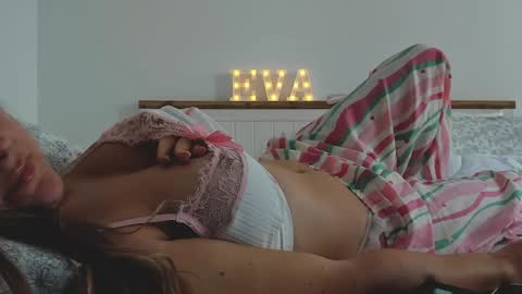 Snapshot of xxevadreamxx chatting on November 6, 6:36 am Eva online show from November 6, 6:36 am