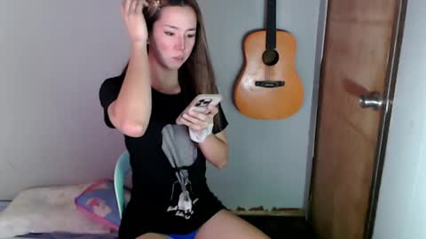 Snapshot of xxinnocentbellaxx chatting on December 6, 7:21 am Dyanna Zulla online show from December 6, 7:21 am