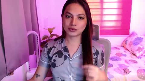 Snapshot of xxjulielovesyouxx chatting on December 15, 7:23 am July online show from December 15, 7:23 am