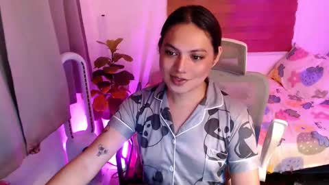 Snapshot of xxjulielovesyouxx chatting on December 15, 7:29 pm July online show from December 15, 7:29 pm