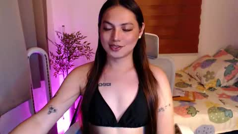 Snapshot of xxjulielovesyouxx chatting on December 18, 3:51 pm July online show from December 18, 3:51 pm