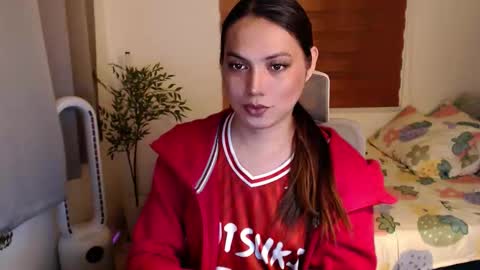 Snapshot of xxjulielovesyouxx chatting on December 19, 3:52 pm July online show from December 19, 3:52 pm