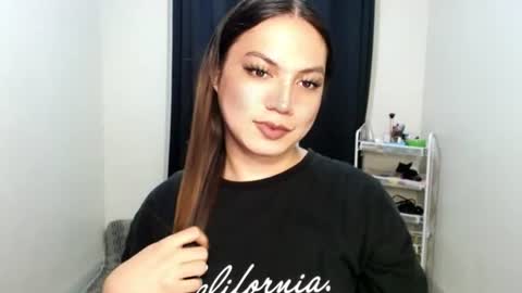 Snapshot of xxjulielovesyouxx chatting on July 13, 6:44 pm July online show from July 13, 6:44 pm