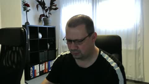 Snapshot of xxstrikerxx chatting on October 28, 7:34 am Eddi online show from October 28, 7:34 am