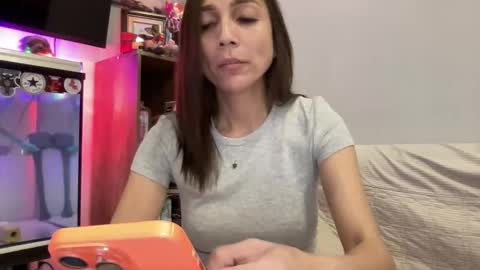 Snapshot of xxsweetbellafox chatting on December 15, 11:09 pm kisses online show from December 15, 11:09 pm