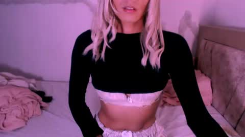 Snapshot of xxxanonymousloverxxx chatting on July 24, 3:15 am Chiara online show from July 24, 3:15 am