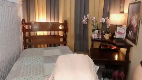 Snapshot of xxxmiss_cathyxxx chatting on May 11, 6:52 am QUEENCY online show from May 11, 6:52 am