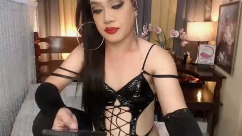 Snapshot of xxxmiss_cathyxxx chatting on June 11, 2:15 pm QUEENCY online show from June 11, 2:15 pm