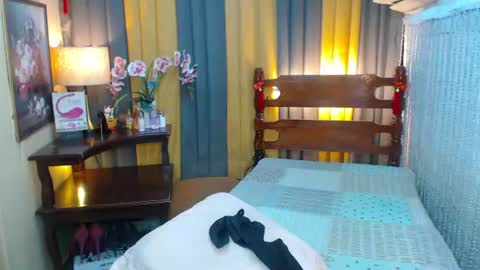 Snapshot of xxxmiss_cathyxxx chatting on August 2, 1:20 pm QUEENCY online show from August 2, 1:20 pm