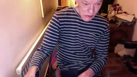 Snapshot of xxxwjs2014 chatting on December 3, 7:10 am big cock uncut online show from December 3, 7:10 am