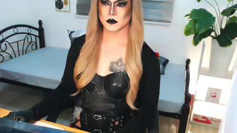 Snapshot of xyournightmarequeenx chatting on June 26, 1:21 am QueenMarina online show from June 26, 1:21 am
