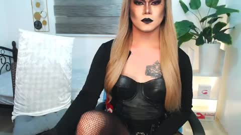 Snapshot of xyournightmarequeenx chatting on July 9, 5:50 pm QueenMarina online show from July 9, 5:50 pm