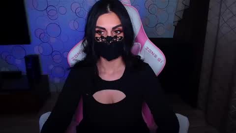 Snapshot of yasmina___ chatting on December 17, 8:09 am yasmina online show from December 17, 8:09 am