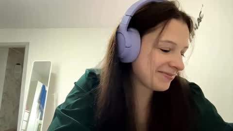 Snapshot of yasminhovis chatting on June 16, 11:57 am Aurora online show from June 16, 11:57 am