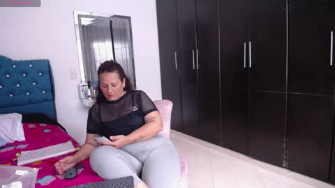 Snapshot of yazmin_mature chatting on May 24, 3:50 pm Jasmin online show from May 24, 3:50 pm
