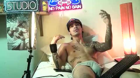 yeisoncastellanos1999 online show from February 6, 4:21 pm